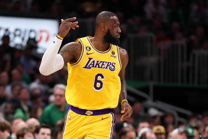 明日湖人战步行者 詹姆斯出战成疑 浓眉贝弗利大概率出战