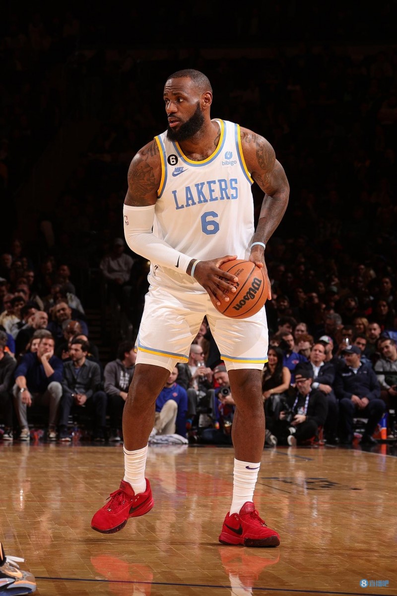 帅不帅？詹姆斯上脚詹20“利物浦”配色战靴 砍下28分10板11助