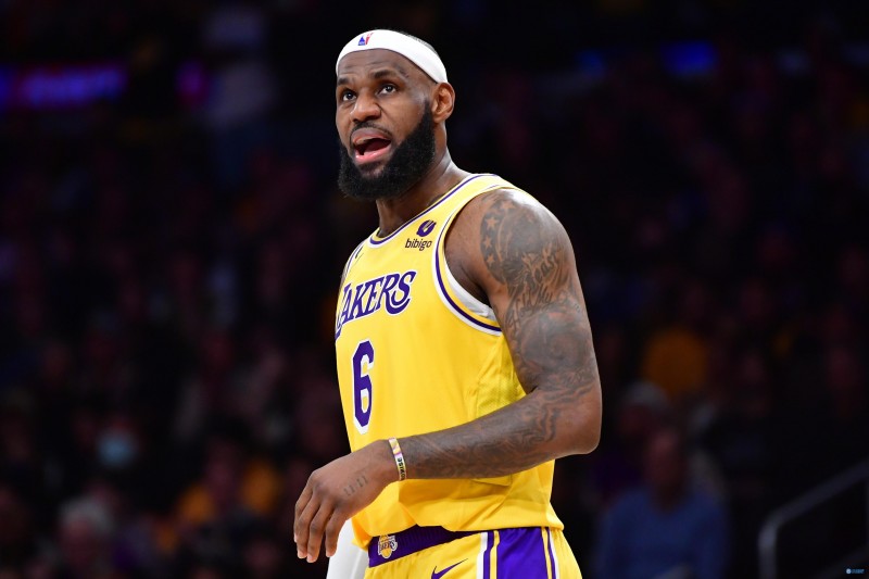 詹姆斯加冕历史得分王！哈登：独一无二！恭喜兄弟@詹姆斯