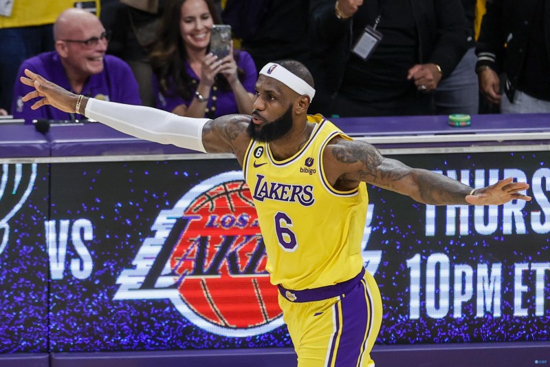 老头复出！湖人首发：拉塞尔、比斯利、范德彪、浓眉、詹姆斯