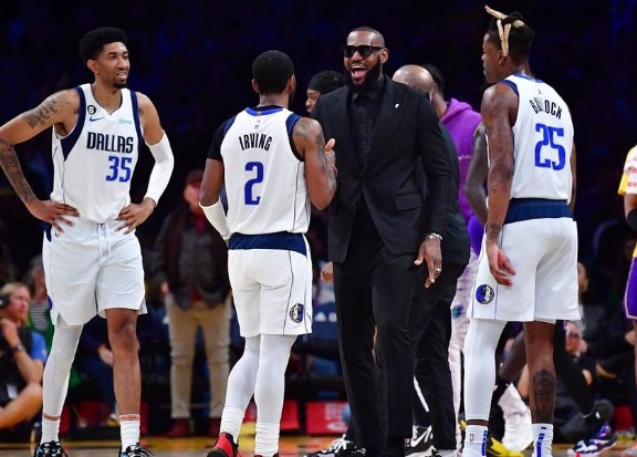 大发体育-欧文希望独行侠交易得到詹姆斯 组成三巨头,大发助力你的致富之路!