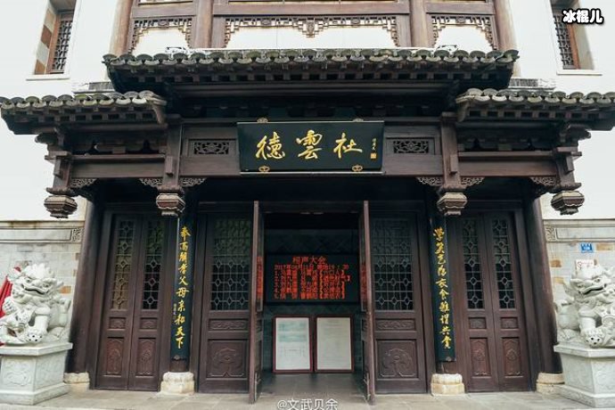 继经营副业后,尚九熙德云社门口拍照留念,网友:想上班了吧