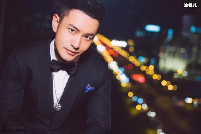 黄晓明晒最新美照完全不看出真实年纪,手机壳成关注亮点