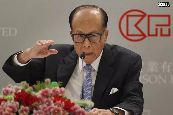 李嘉诚与周凯旋漫步街头,手牵手的画面让人羡慕