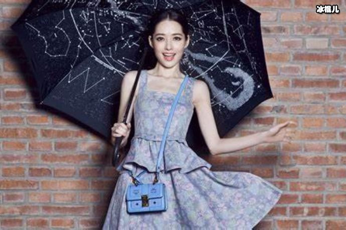 郭碧婷发文爆出新造型,齐刘海仿佛回到了18岁