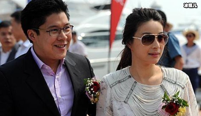 霍启刚带着儿子去学习击剑,上课的人很少全场只有他们