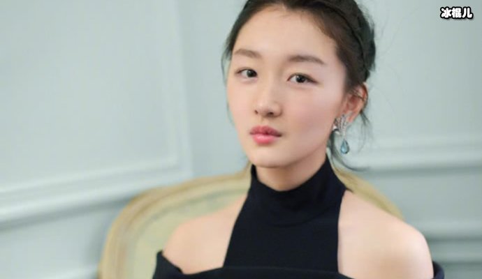 周冬雨拿凭借《少年的你》再次获得金像奖,拿奖拿到手软