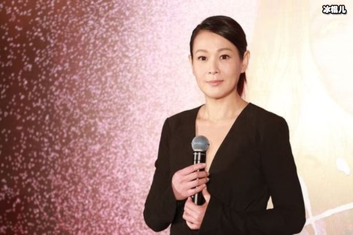 刘若英一家出门踏青儿子虽小却尽显好身材,网友:罕见秀恩爱!