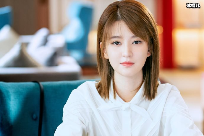 乔欣大胆尝试透视装若隐若现走红毯惹人关注,网友评论却不太可