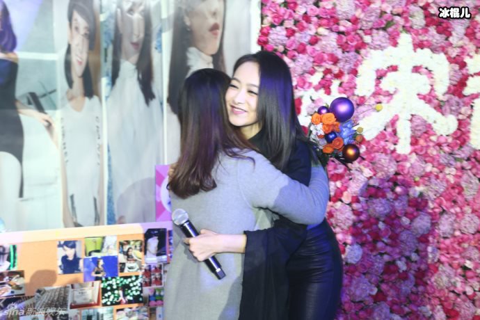 宋茜宫廷风写真惹人爱,捂嘴样子闹乌龙网友:你怎么了?