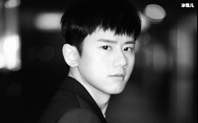 张杰受伤从舞台电梯上面掉下来,不少现场观众很担心