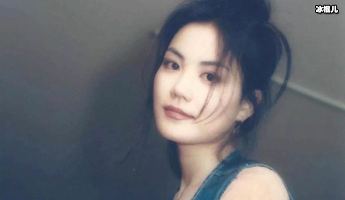 王菲女儿李嫣现身街头街拍,摄影师竟然是奶奶