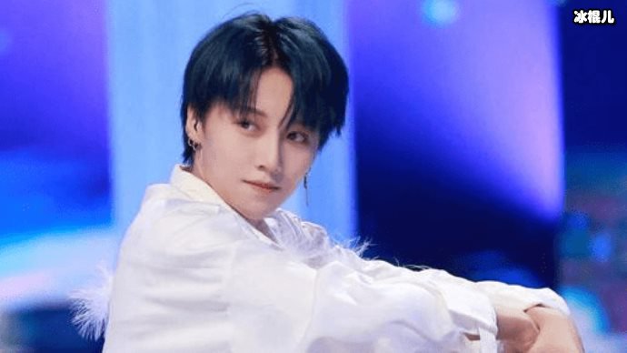 刘雨昕敢于挑战自我,长发及腰令众人期待