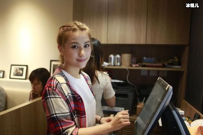 何超莲发文悼念父亲,为父亲无法看自己出嫁而感到遗憾