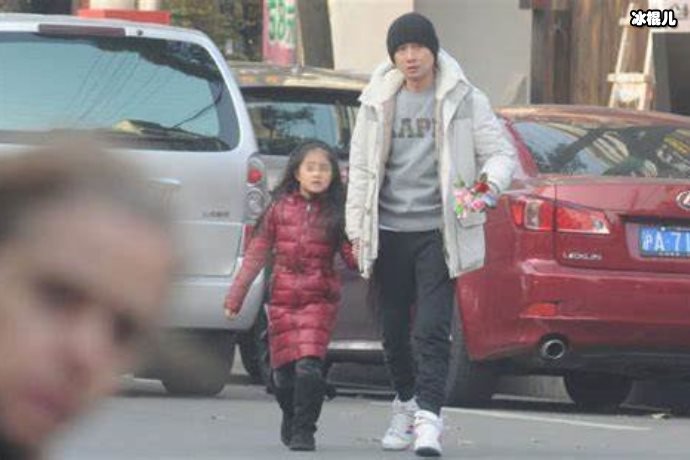 文章有了新恋情有人拍到车内拥吻照爆出,女方是何身份