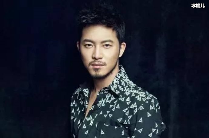 沙溢晒儿子照片,却被满满一柜子盲盒抢镜