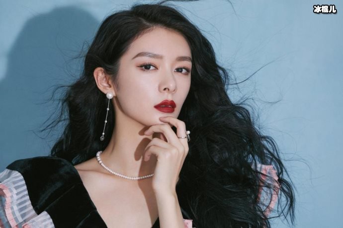 女明星真实身材如何?机场路透图看出端倪傅菁连裤子都打结