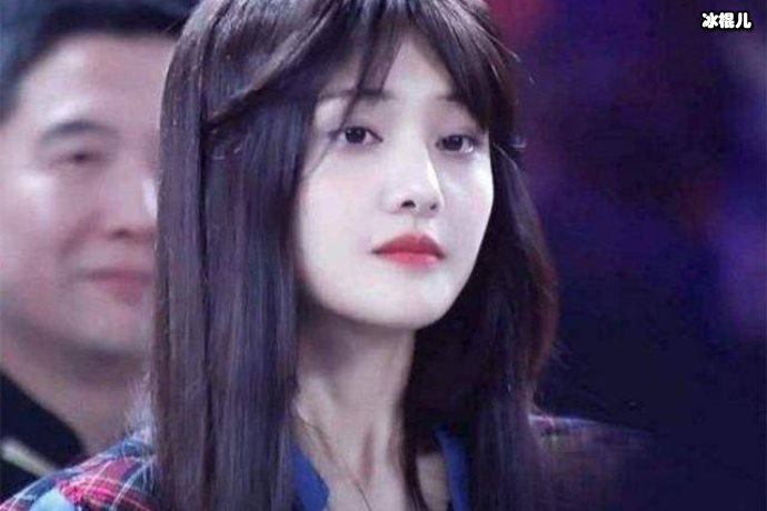 郑爽近照再次暴瘦?素颜出镜法令纹明显发际线被指后移近两指宽