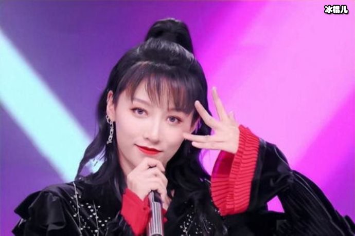 刘雨昕造型备受争议，短发背心不被理解忘记节目初衷？