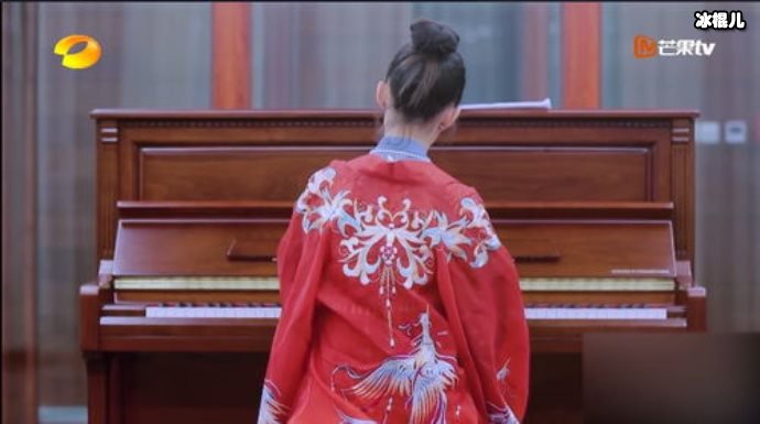 吉娜和郎朗走机场吉娜凹凸身材,大红唇非常抢镜