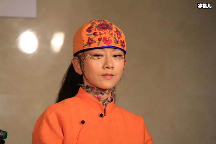 网友给杨丽萍留言,却遭到了网络暴力杨丽萍本人却这样说