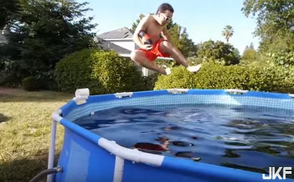 5678升「可樂池」加曼陀朱　狂男飛身一跳喊：爽到炸裂