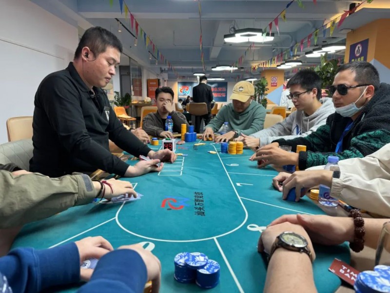 【EV扑克】汕头南湾杯|66今日不太6,金刚撞车同花顺,恭喜王士元140.5W记分牌斩获主赛Day2CL!