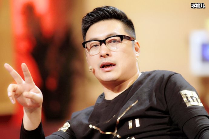 王岳伦深夜聚会与美女上演壁咚大戏,妻子李湘知道吗?