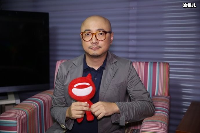 网友晒徐峥最新路透看到他脚上的拖鞋,网友:总算能用明星同款