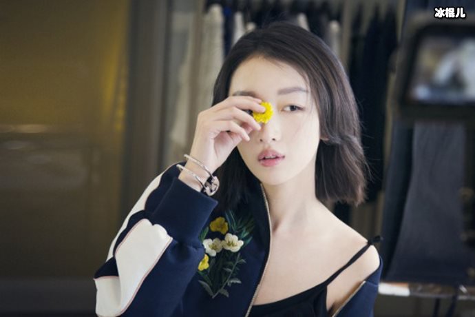 周冬雨拿下金像奖影后,28岁的她有这样的成绩是凭什么