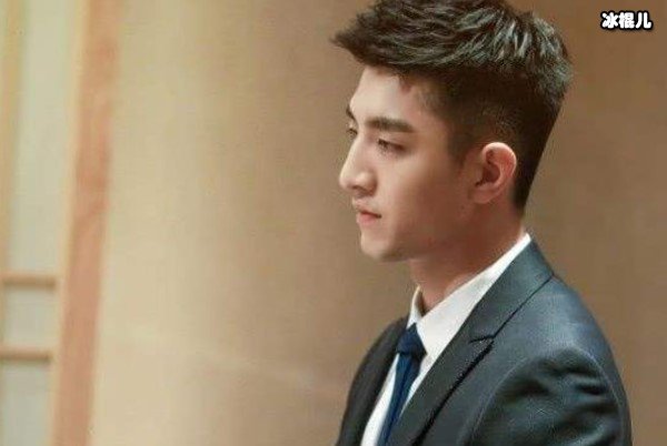 金瀚海上玩帆板遭遇危险,将救援机会留给他人所幸死里逃生