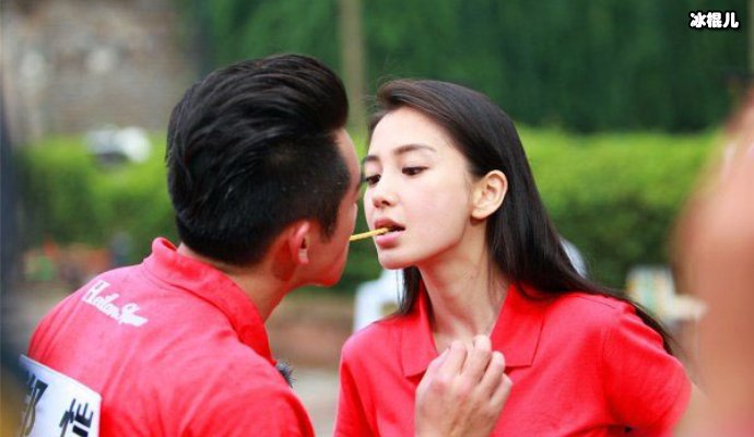 郑凯与妻子游泳池游泳,幸福生活让人羡慕网友:真实好丈夫