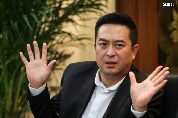 张嘉译脊柱问题不减,走路驼背严重女儿近照被曝光竟比他都高