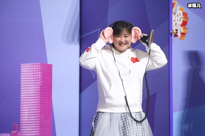 贾玲又胖了显瘦棉服和校服裤也遮挡不住赘肉,网友:有180斤