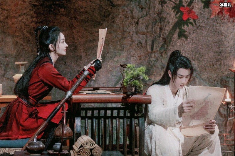 赵丽颖最新剧《有翡》热度持续不下,剧中她一身白衣英姿飒爽