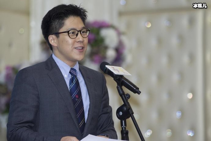 霍启刚夫妻带女儿出游,郭晶晶怀抱女儿尽显温馨幸福