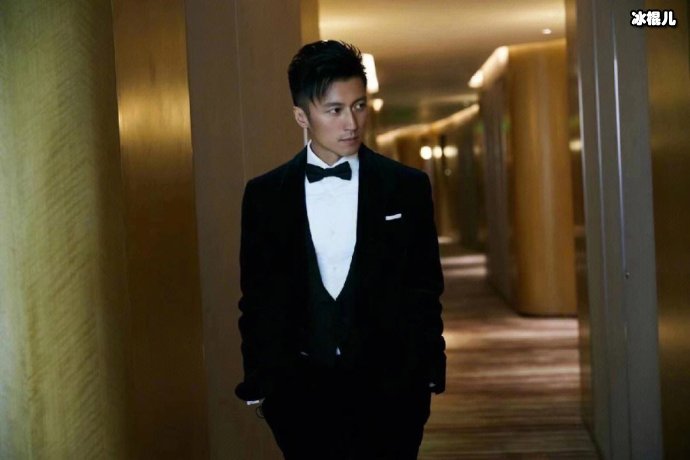 谢霆锋翻唱王菲歌曲《传奇》,眼神都那么温柔