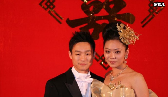 杨威一家五口甜蜜送祝福,双胞胎女儿古灵精怪