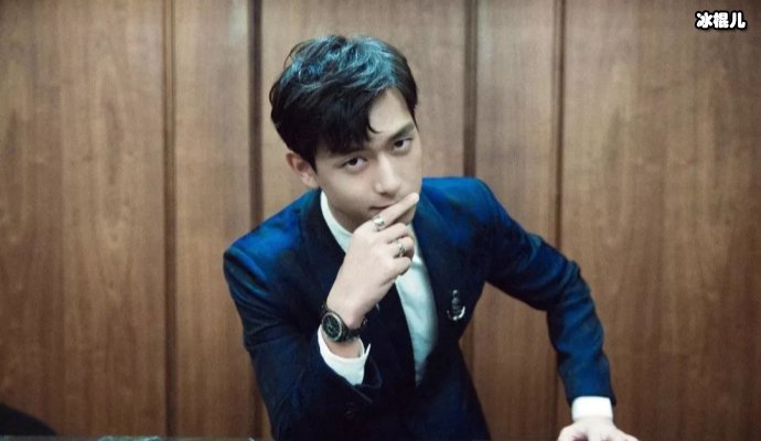 嫌弃前男友李现太穷选择分手,如今穿破洞裙腿瘦如同小孩