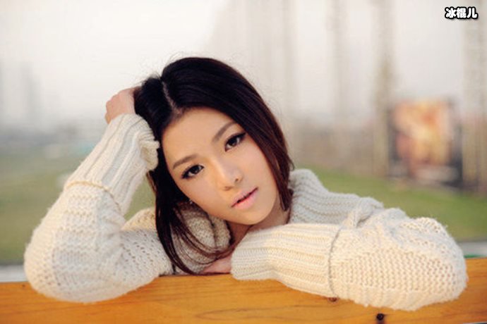 钟楚曦为新电影宣传,合照时她的秋裤惹人注目