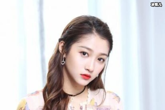 沈腾接棒关晓彤,反手涂口红惹粉丝发笑