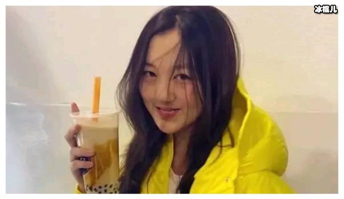 李嫣举办义卖活动!金色长发搭吊带显成熟3小时就获18万善款