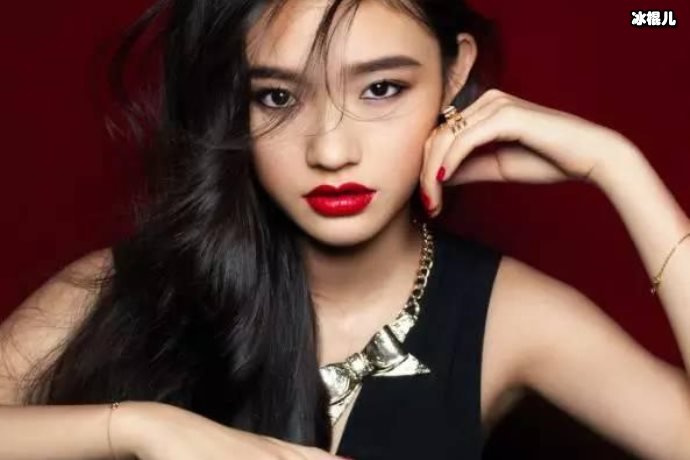 林允在家素颜做菜,红烧肉卖相不错