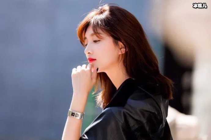 江疏影私服穿搭清爽干净,波点长袖配白裙像极了邻家姐姐