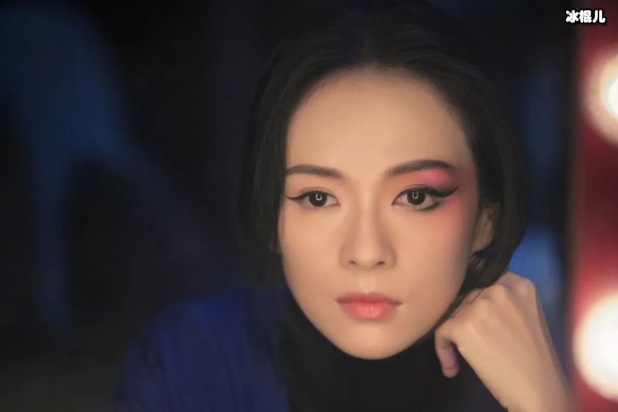 章子怡产后再次遭遇疼痛,汪峰帮揉脚太甜