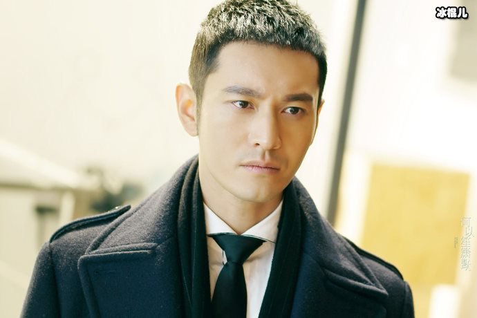 黄晓明五一依旧忙工作,外表帅气迷人手机壳上的字太抢镜