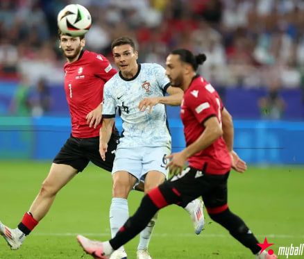 迈博体育 欧洲杯-携手晋级!C罗抱怨染黄 葡萄牙轮换阵容