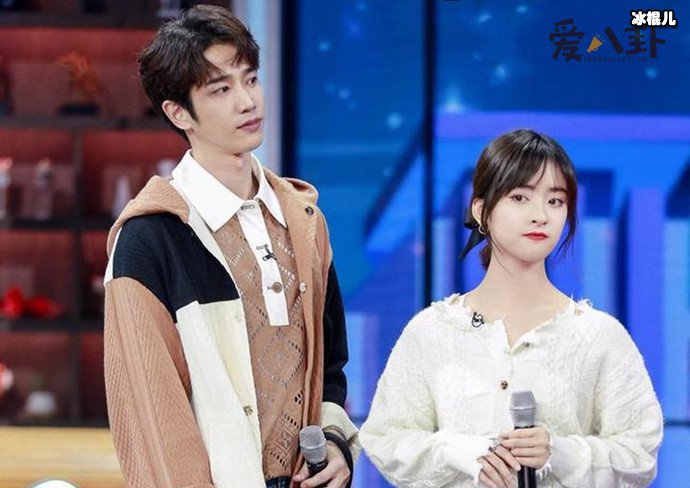 沈月疑似恋爱曝光, 与男生牵手出行骑小毛驴压马路被拍