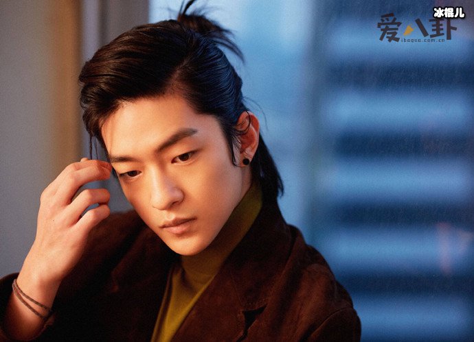 屈楚萧哪家公司的? 和公司提解约遭到换角这是怎么回事呢