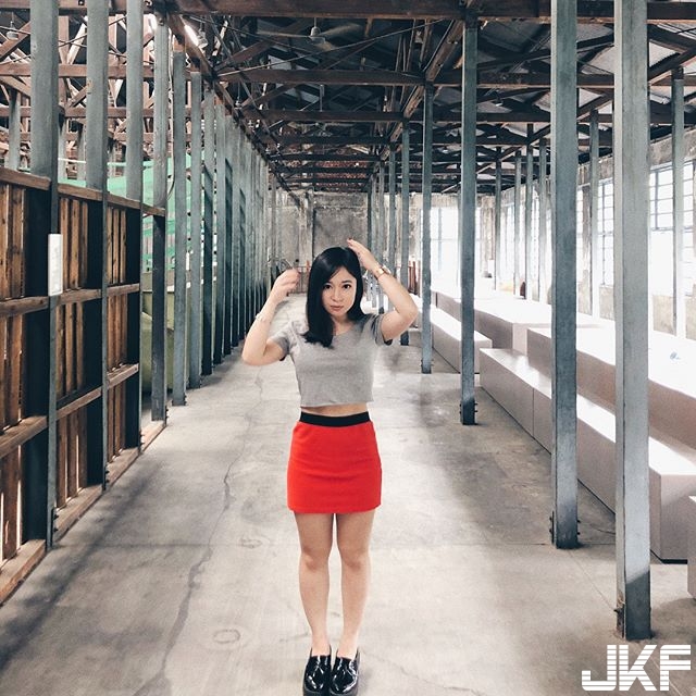 台灣人壽業務員正妹「辣爆了」！145公分爆乳小隻馬不科學身材讓客戶秒簽保單阿….